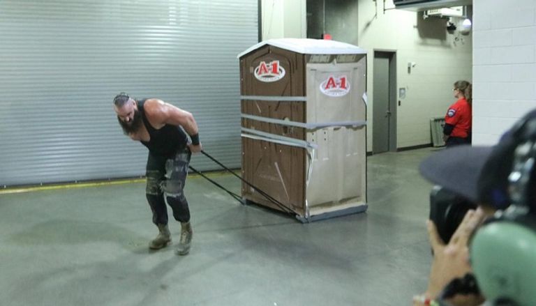 برون سترومان يدفع الصندوق وبداخله كيفين أوينز