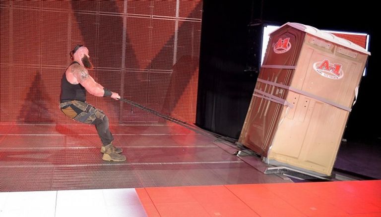 برون سترومان يدفع الصندوق وبداخله كيفين أوينز