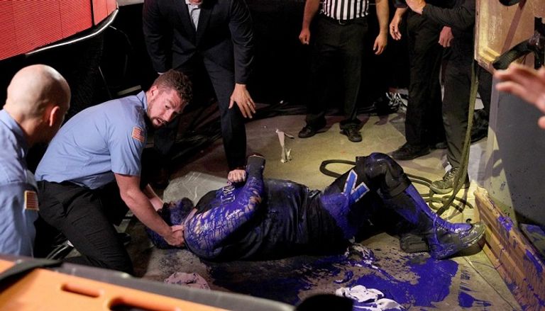 برون سترومان يدفع الصندوق وبداخله كيفين أوينز