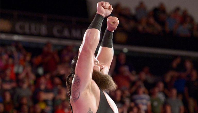 برون سترومان يدفع الصندوق وبداخله كيفين أوينز