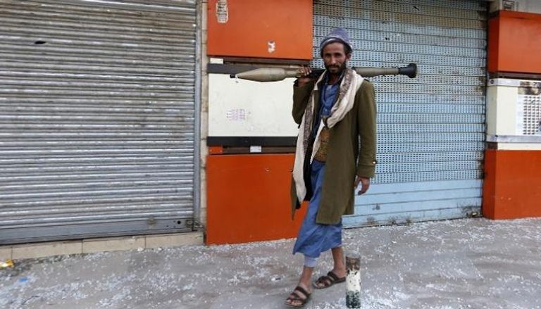 أحد عناصر مليشيا الحوثي الإرهابية