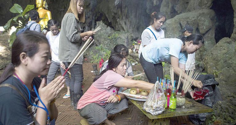 خدمات لقص الشعر متاحة بالمجان لأسر العالقين في الكهف