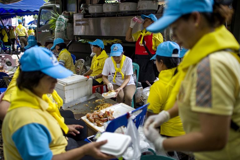 خدمات لقص الشعر متاحة بالمجان لأسر العالقين في الكهف