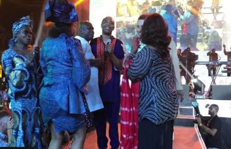 ماكرون يقرع الطبول في لاجوس