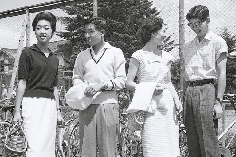 تاكاكو بصحبة الإمبراطور وزوجته في كاروي زاوا عام 1960 ساياكو وزوجها