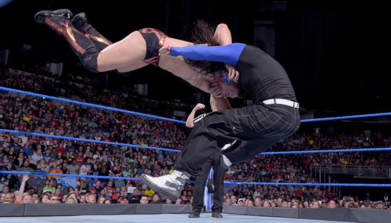 الحكم يعلن فوز جيف هاردي