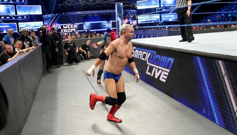 جيمس إلسورث وأسكا على أرض الساحة وبينهما كارميلا