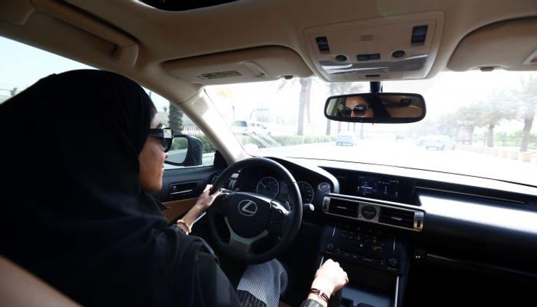 السعودية تحذر من ملاحقة النساء وتصويرهن أثناء القيادة