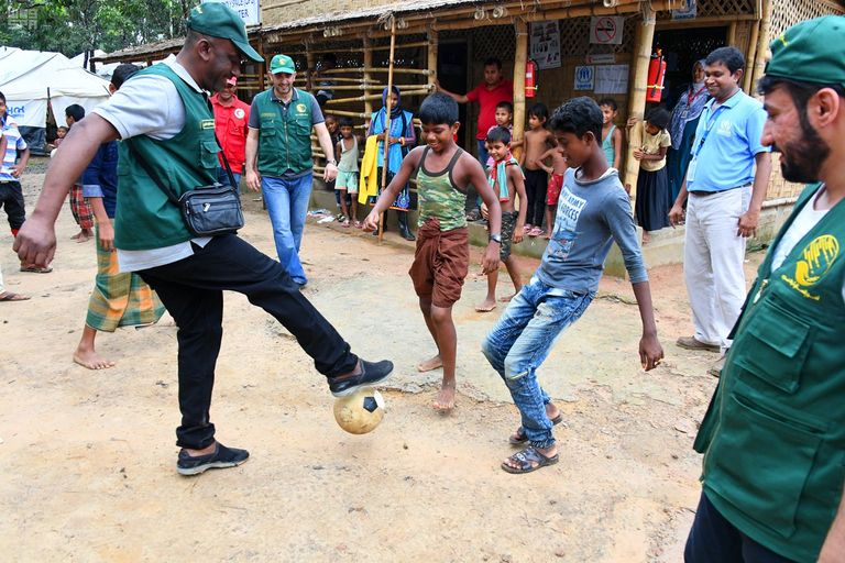 فريق مركز الملك سلمان للإغاثة يتفقد مخيمات اللاجئين الروهينجا