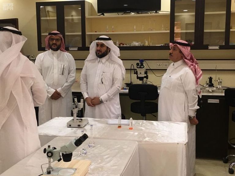 وزير البيئة السعودي يتفقد مشروع المدرجات الزراعية في الباحة