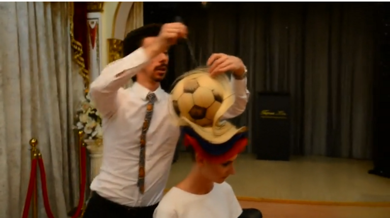 روسي يبتكر تصفيفة شعر غريبة