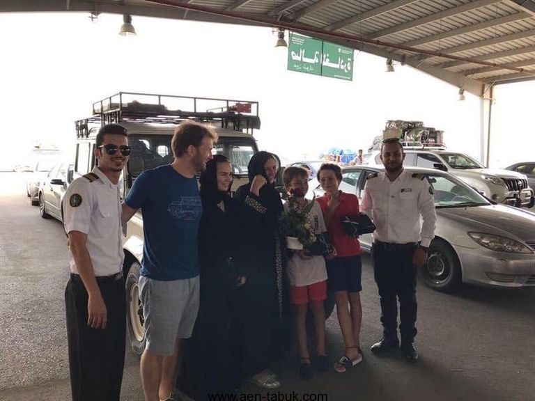 موظفو الجمارك بميناء ضباء يستقبلون سيدة بريطانية بالورود 