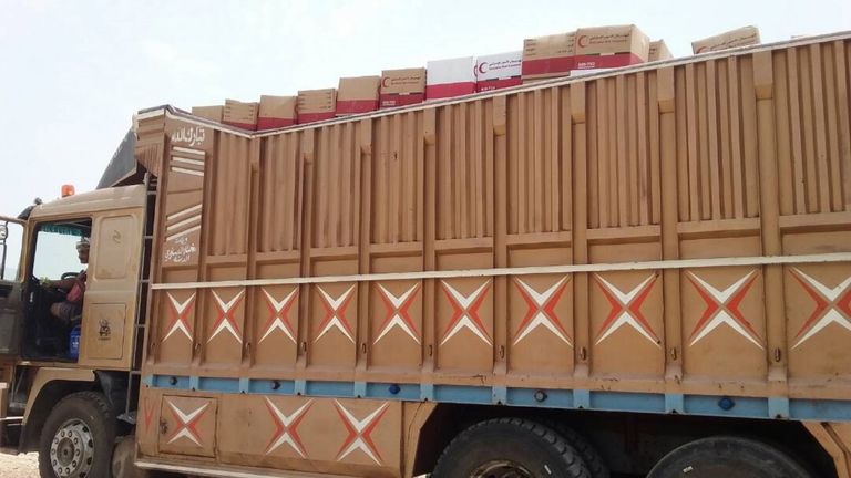 الهلال الأحمر الإماراتي يوزع 500 سلة غذائية في مديرية القبيطة