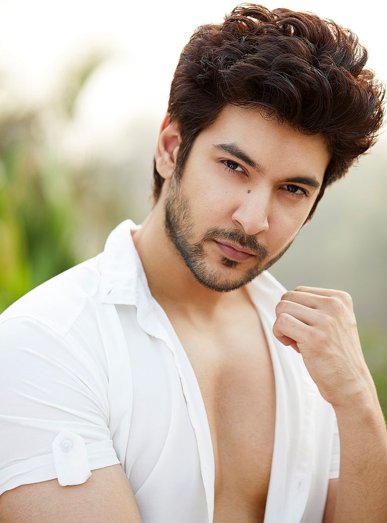 النجم الهندي شيفين نارانج أحد أبطال مسلسل فير