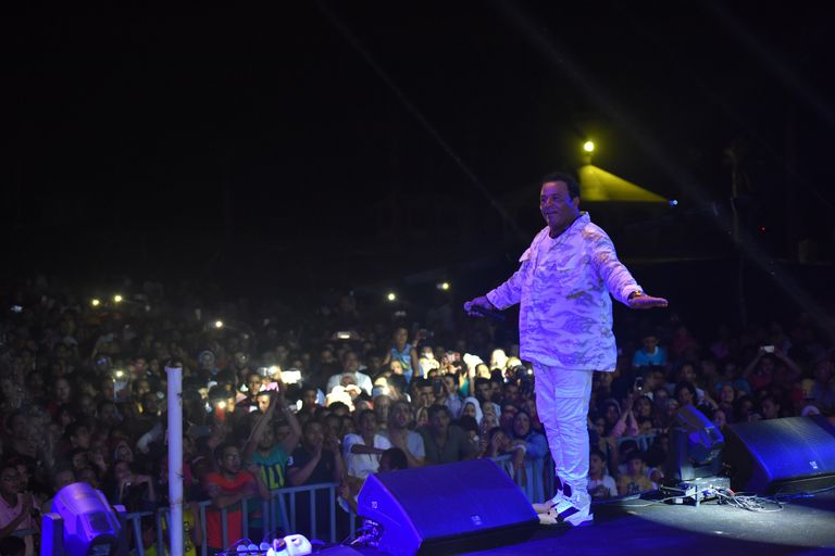 الفنان محمد فؤاد في أولى حفلاته هذا الصيف