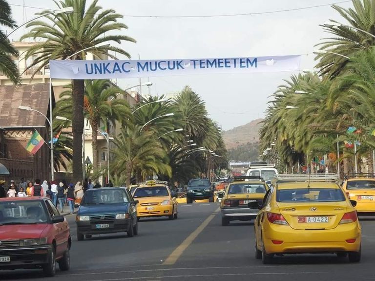 لافتات ترحيب بأبي أحمد في شوارع العاصمة الإريترية لافتات ترحيب بأبي أحمد في شوارع العاصمة الإريترية