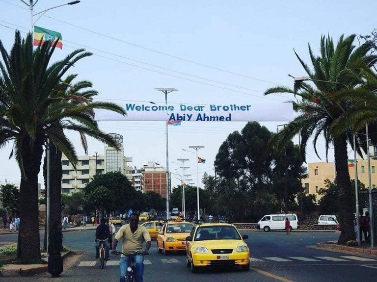 لافتات ترحيب بأبي أحمد في شوارع العاصمة الإريترية لافتات ترحيب بأبي أحمد في شوارع العاصمة الإريترية