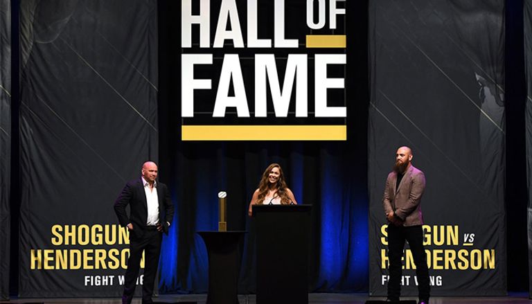 روندا راوزي تحمل كأس التكريم