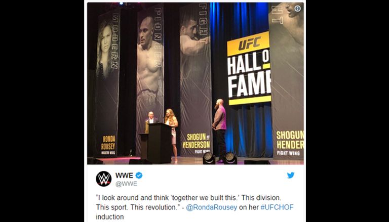 روندا راوزي تحمل كأس التكريم