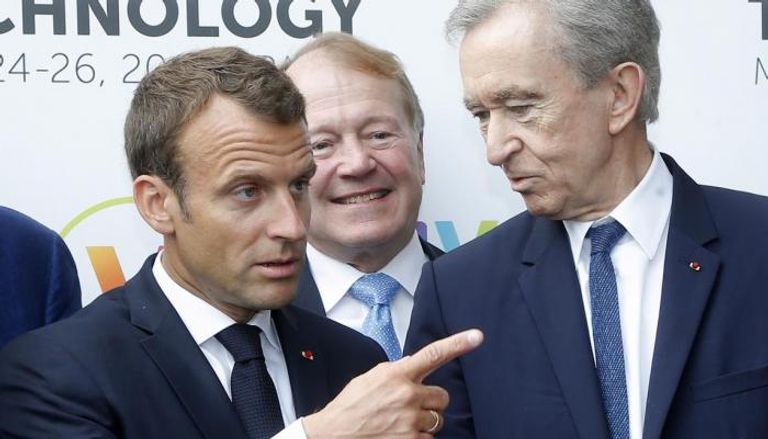 الرجل الأغنى في فرنسا برنارد أرنو والرئيس الفرنسي إيمانويل ماكرون