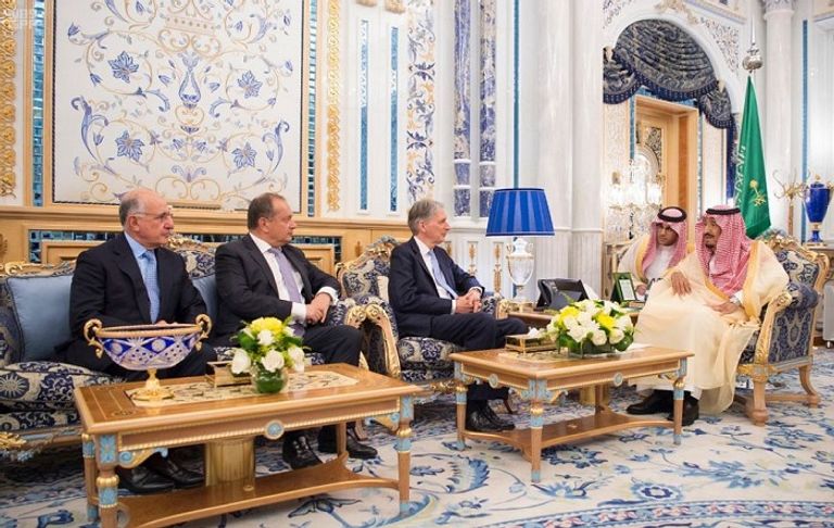 جانب من لقاء الملك سلمان ووزير الخزانة البريطاني