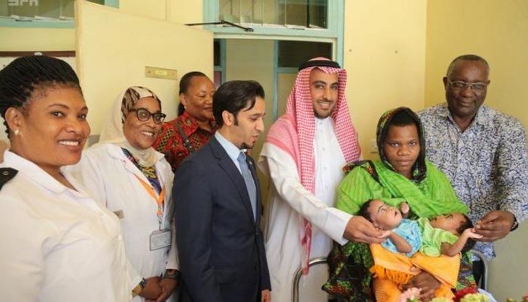 وفد السفارة السعودية في تنزانيا يزور التوأم السيامي 