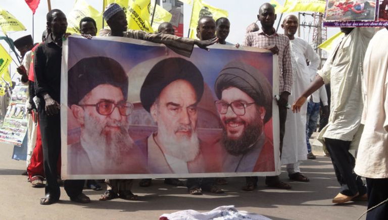 عرض عسكري لمليشيات نيجيرية