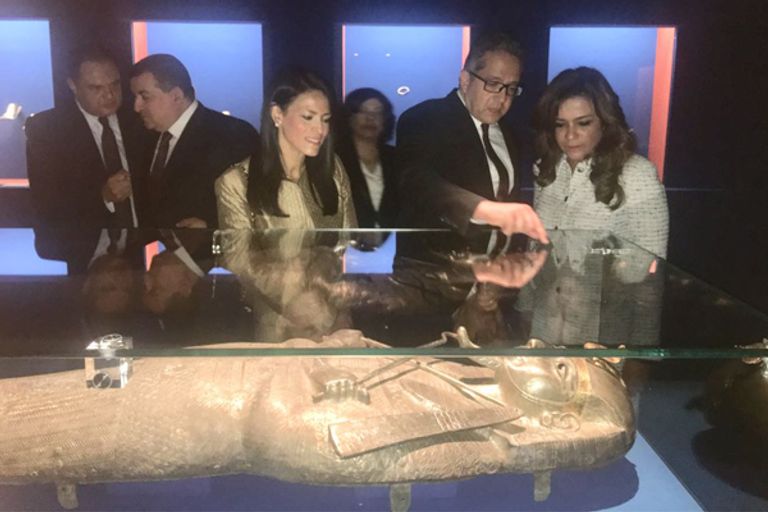 الوفد المصري يقدم لمعرض الكنوز المصرية الذهبية في موناكو