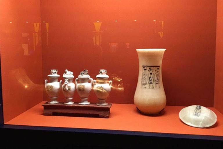 الوفد المصري يقدم لمعرض الكنوز المصرية الذهبية في موناكو