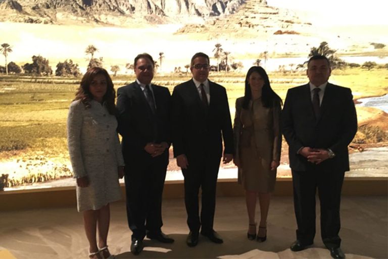 الوفد المصري يقدم لمعرض الكنوز المصرية الذهبية في موناكو