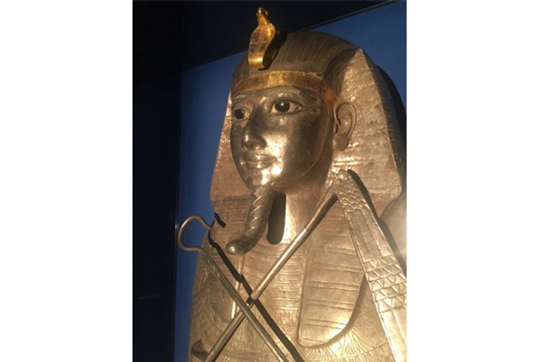 الوفد المصري يقدم لمعرض الكنوز المصرية الذهبية في موناكو