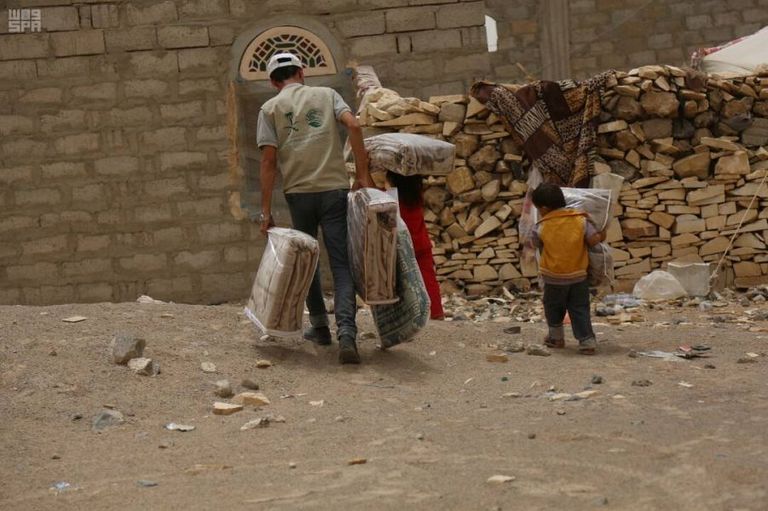 "سلمان للإغاثة" يوزع مساعدات إيوائية للنازحين من البيضاء إلى مأرب