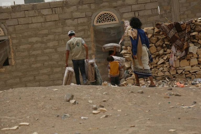 "سلمان للإغاثة" يوزع مساعدات إيوائية للنازحين من البيضاء إلى مأرب