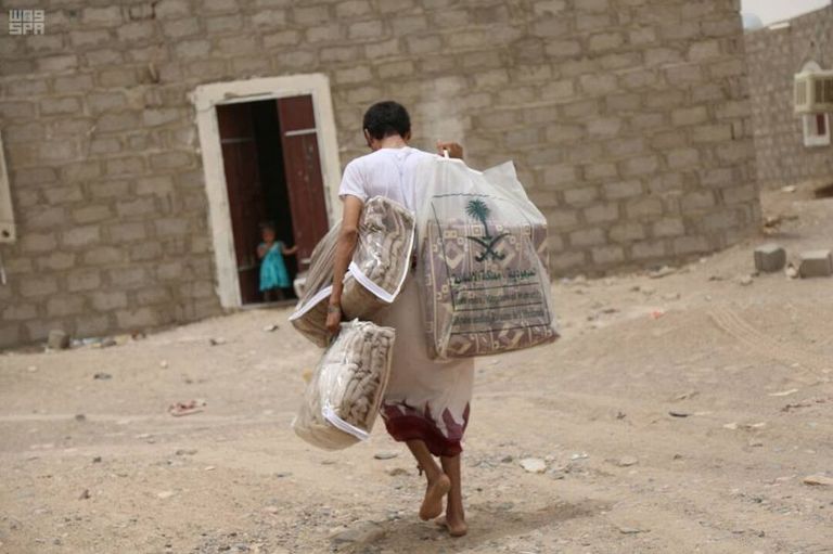 "سلمان للإغاثة" يوزع مساعدات إيوائية للنازحين من البيضاء إلى مأرب