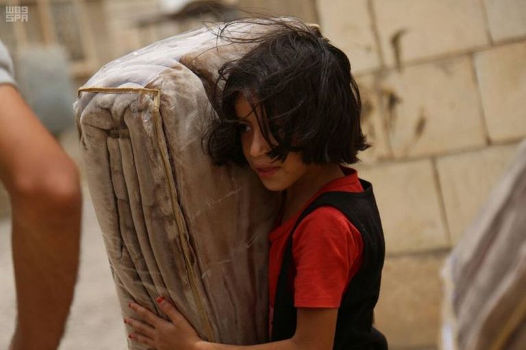 "سلمان للإغاثة" يوزع مساعدات إيوائية للنازحين من البيضاء إلى مأرب