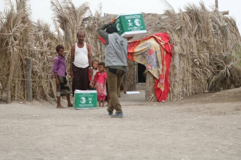 "سلمان للإغاثة" يوزع مساعدات غذائية في المناطق المحررة بالحديدة