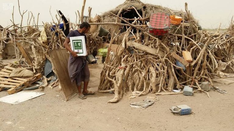 "سلمان للإغاثة" يوزع مساعدات غذائية في المناطق المحررة بالحديدة