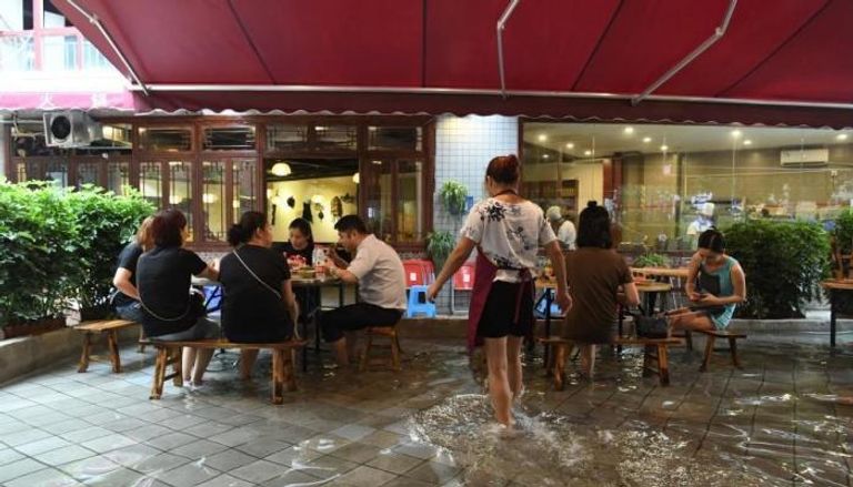 مطعم يتيح للزبائن تناول الطعام أثناء وضع أقدامهم في ماء ساخن 