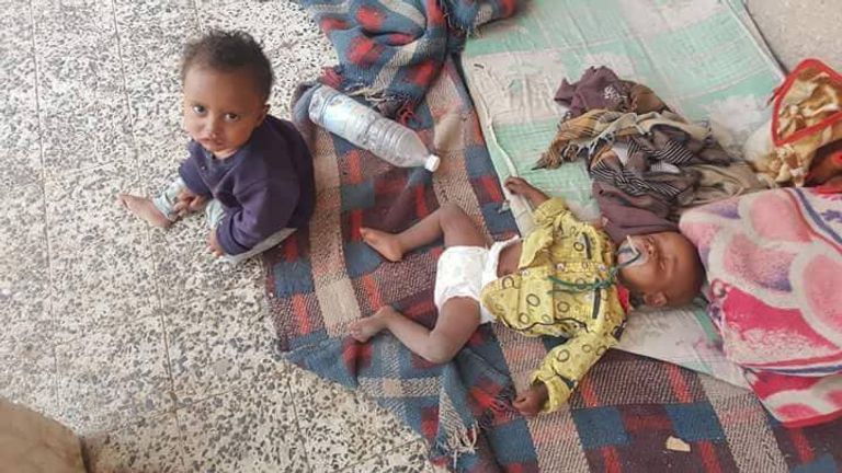 أطفال بين النازحين من الحديدة بإحدى مدارس صنعاء نازحون من الحديدة في إحدى مدارس صنعاء