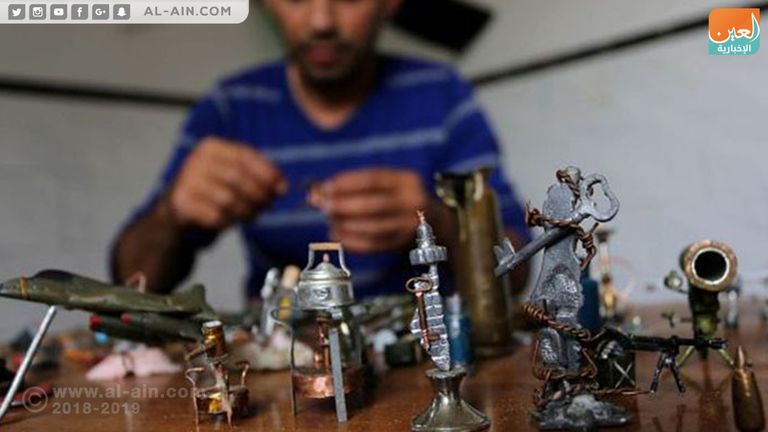 فلسطيني يصنع تحفا فنية من رصاص إسرائيل القاتل