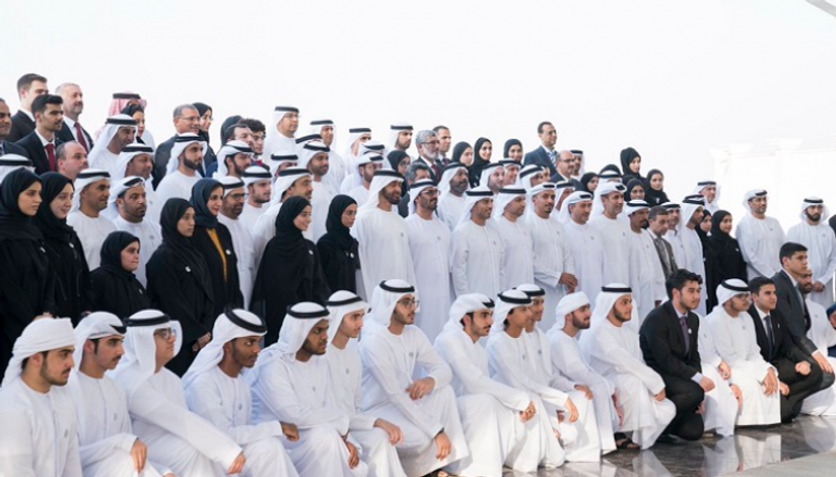 الشيخ محمد بن زايد آل نهيان وعدد من الوزراء مع الطلاب المتفوقين
