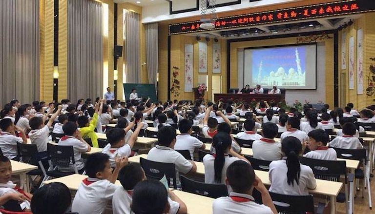 الكاتبان الشحي وخميس بين مجموعة من الأطفال الصينيين