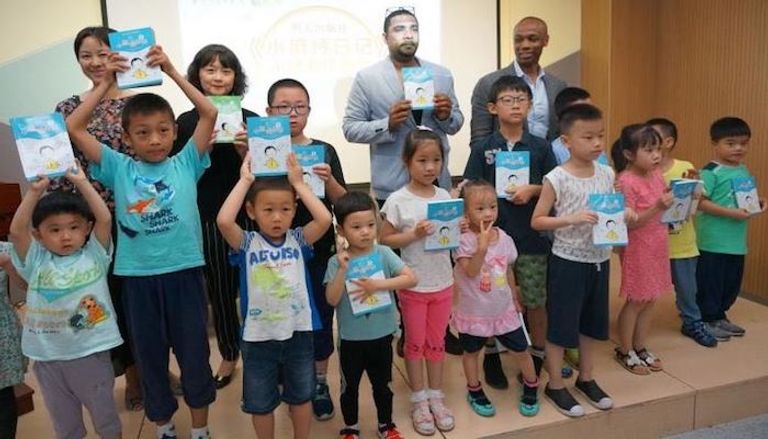 الكاتبان الشحي وخميس بين مجموعة من الأطفال الصينيين