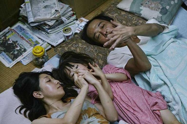 مشهد من فيلم "السارقون" الياباني