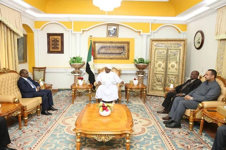 البشير خلال لقائه مع السفير الجديد محمد عطا