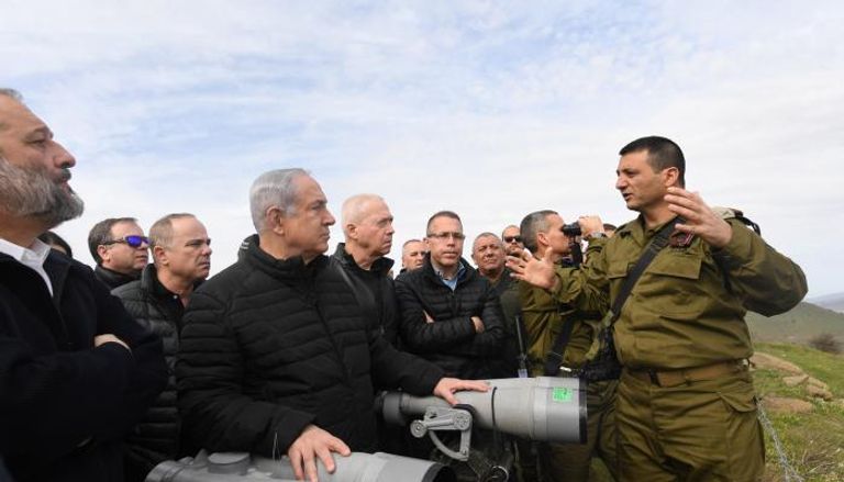 نتنياهو في الجولان وسط قادة وضباط إسرائيليين- أرشيفية