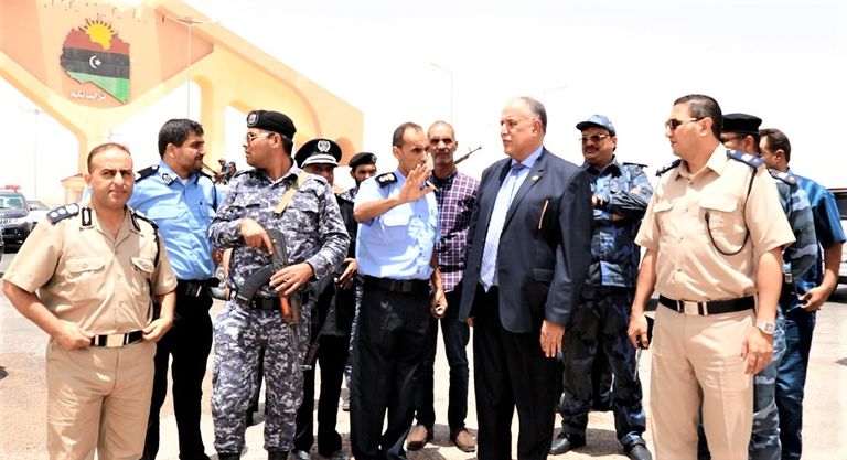 جانب من زيارة وزير الداخلية الليبي إبراهيم بوشناف لمعبر امساعد إبراهيم بوشناف وزير داخلية الحكومة المؤقتة الليبية