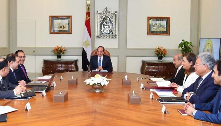 الرئيس السيسي يجتمع مع وزراء في الحكومة المصرية