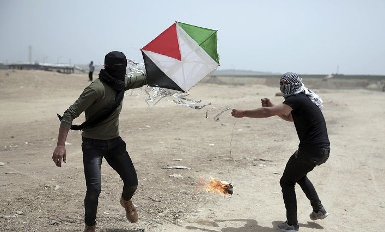 فلسطينيون يستعدون لإطلاق طائرات ورقية محترقة باتجاه إسرائيل إشارة التلفاز الإسرائيلي إلى مقابلة مع السفير القطري محمد العمادي