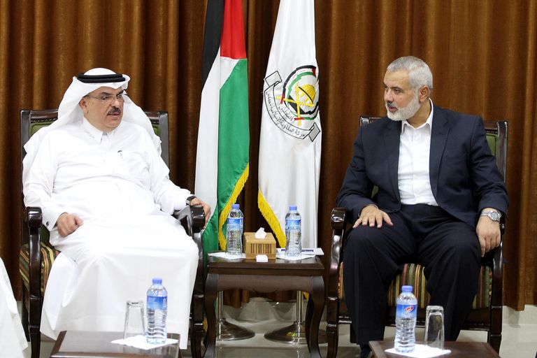 العمادي والقيادي في حماس إسماعيل هنيه قذف العمادي بالأحذية في غزة - أرشيفية